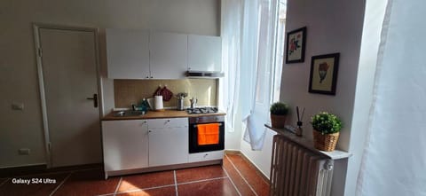 Coffee/tea facilities, Kitchen or kitchenette, oven, stove