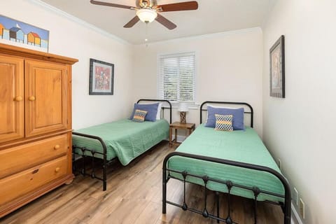 Relaxing Lakeview Stay Near Beach w Pool House in Mallory Park