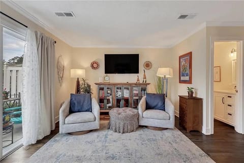 Relaxing Lakeview Stay Near Beach w Pool House in Mallory Park