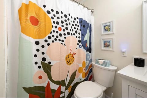 Relaxing Lakeview Stay Near Beach w Pool House in Mallory Park