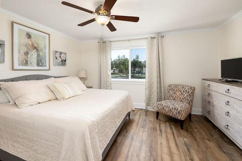 Relaxing Lakeview Stay Near Beach w Pool House in Mallory Park