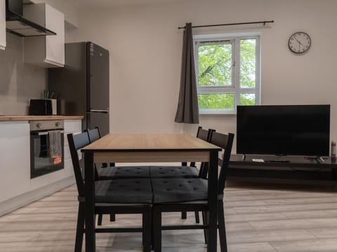 TV and multimedia, Kitchen or kitchenette, Living room, Seating area, Dining area, oven, stove