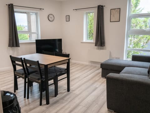 Communal lounge/ TV room, TV and multimedia, Living room, Seating area, Dining area, Evening entertainment