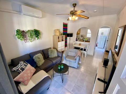 TV and multimedia, Living room, Seating area, air conditioner
