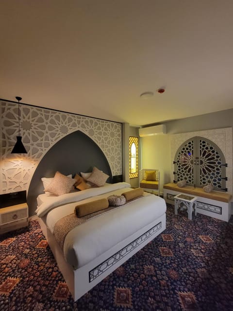 Bed, Decorative detail, Seating area