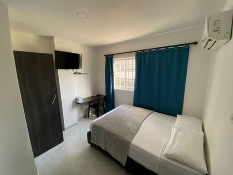 Bed, TV and multimedia, Photo of the whole room, Bedroom, towels, wardrobe