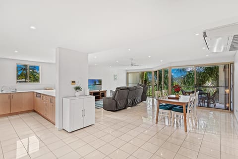 TV and multimedia, Kitchen or kitchenette, Living room, Seating area, Dining area