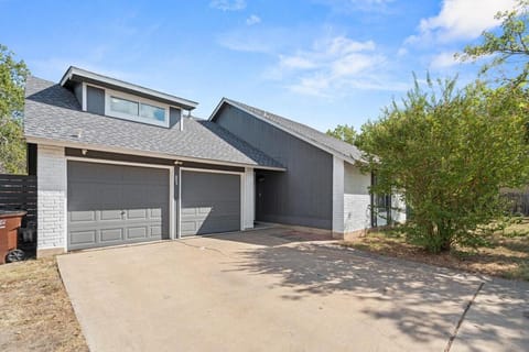 Spacious 4BR w Fenced Yard House in Round Rock