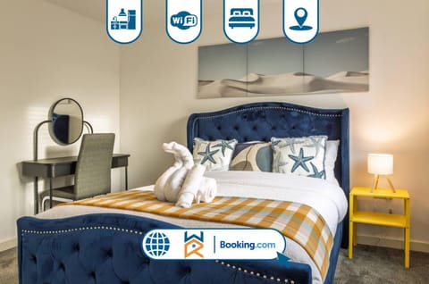 Bed, Living room, Photo of the whole room, Seating area, Bedroom, towels