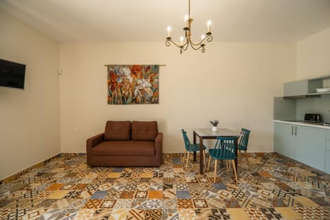 Kitchen or kitchenette, Seating area, Dining area