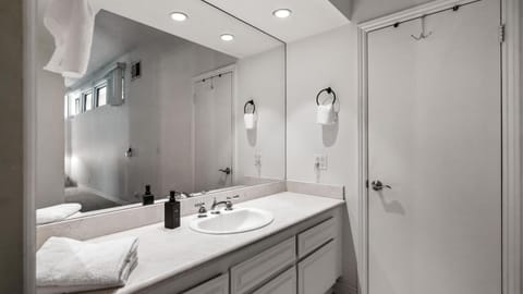 Girls Trip With Pool ,Hot Tub, Games, Tennis Court Apartment hotel in Cathedral City