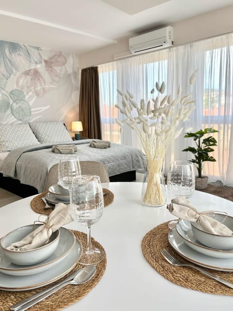 Bed, Living room, Photo of the whole room, Dining area, Bedroom