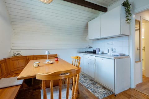 Kitchen or kitchenette, Dining area, stove