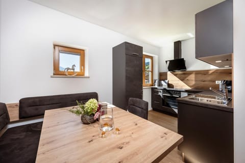 Kitchen or kitchenette, Living room, Seating area, oven, pet friendly, stove