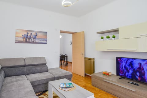 TV and multimedia, Living room, Seating area, Evening entertainment