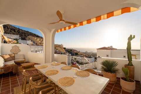 Day, Natural landscape, View (from property/room), Balcony/Terrace, Seating area, Dining area, Mountain view, Sea view