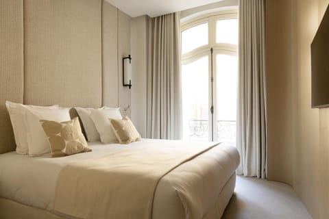 Bed, TV and multimedia, Bedroom