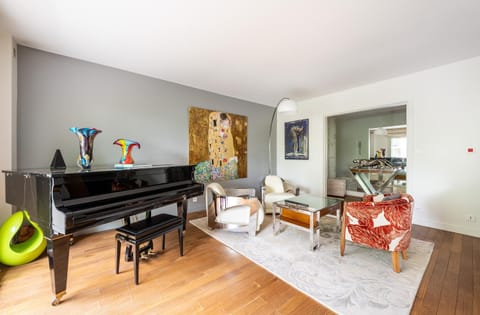 Living room, Seating area