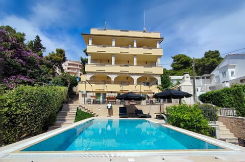 Property building, Day, Garden, Pool view, Swimming pool, sunbed