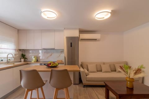 Kitchen or kitchenette, Living room, Seating area, Dining area, oven, air conditioner
