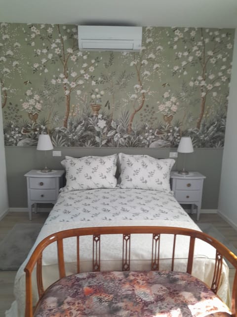 Photo of the whole room, Garden view