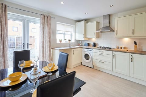 Coffee/tea facilities, Kitchen or kitchenette, Dining area, stove, toaster, washing machine