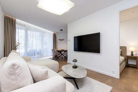 Communal lounge/ TV room, TV and multimedia, Living room, Photo of the whole room, Seating area, Bedroom