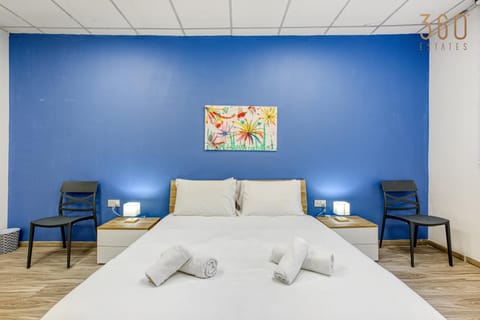 Bed, Living room, Photo of the whole room, Seating area, Bedroom