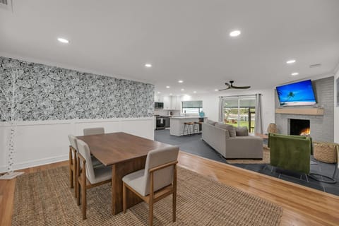 3 Mi to Beach, Waterfront Charleston Home with Patio House in James Island