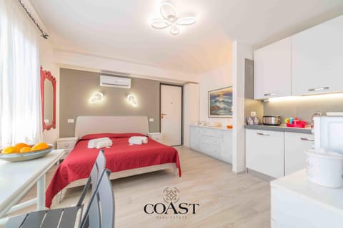 Bed, Kitchen or kitchenette, Photo of the whole room, towels