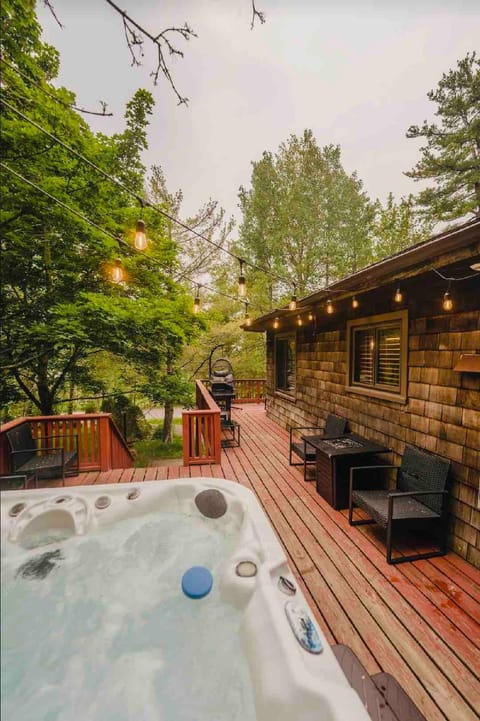Romantic Chalet Hot Tub Near Hunter Mountain House in Tannersville