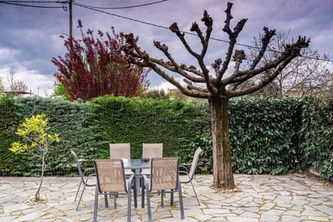 Patio, Day, Garden, Dining area, Garden view