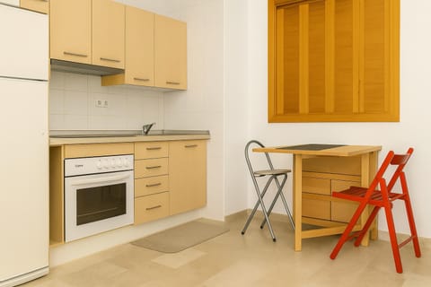 Kitchen or kitchenette, Dining area, stove