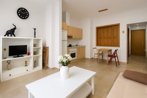 TV and multimedia, Kitchen or kitchenette, Living room, Seating area, Dining area