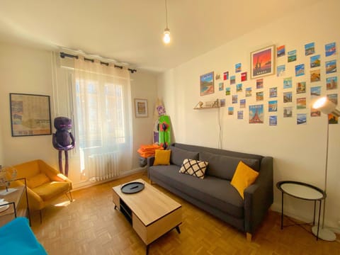Nearby landmark, People, Summer, View (from property/room), Living room, Lounge or bar, Decorative detail, Seating area, Landmark view, Meals, children, older children, Family, furniture, heating, internet, storage, toaster, washing machine, kitchen