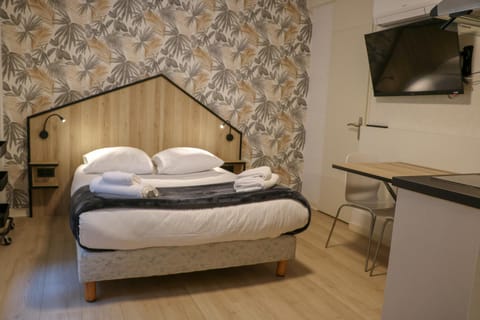 Bed, TV and multimedia, Photo of the whole room, Bedroom, towels