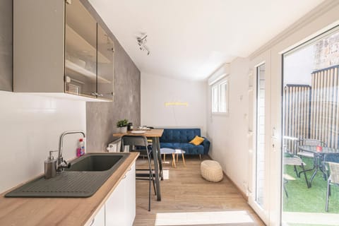 Kitchen or kitchenette, Living room, Seating area, Dining area