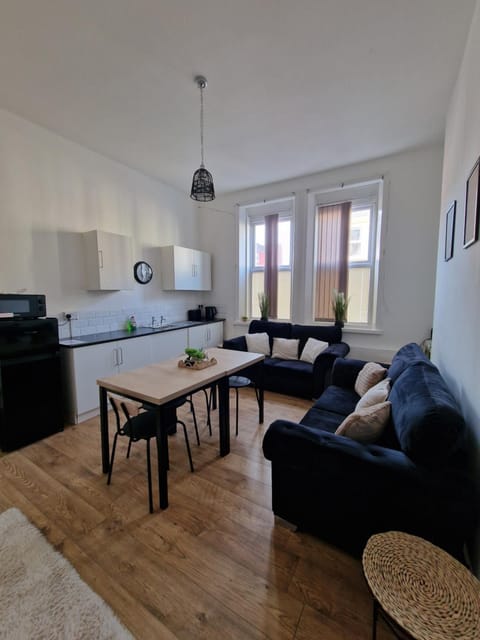 Kitchen or kitchenette, Living room, Seating area, Dining area