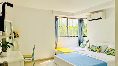Communal lounge/ TV room, Bed, TV and multimedia, Photo of the whole room, Bedroom, air conditioner