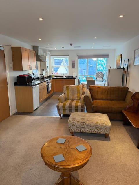 Kitchen or kitchenette, Living room, Seating area, Dining area, oven, pet friendly, stove
