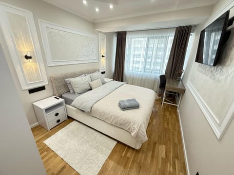 Bed, TV and multimedia, Photo of the whole room, Bedroom, towels