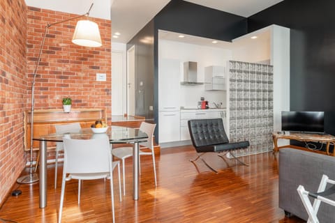 TV and multimedia, Kitchen or kitchenette, Living room, Seating area, Dining area