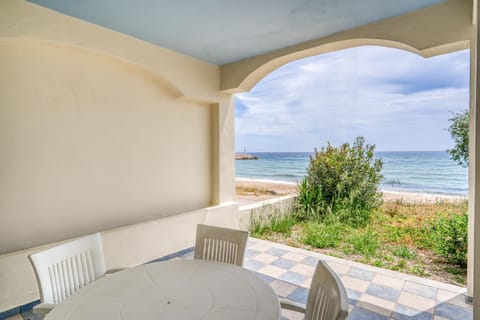 Patio, Day, Natural landscape, Dining area, Beach, Sea view