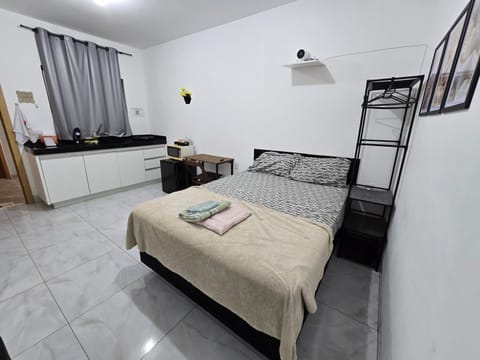 Bed, Kitchen or kitchenette, Living room, Photo of the whole room, Seating area, Bedroom, towels