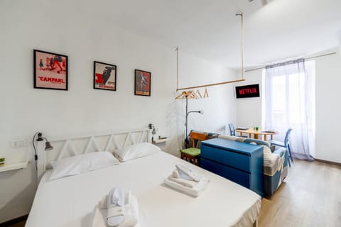 Bed, TV and multimedia, Photo of the whole room, Bedroom, towels