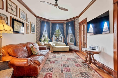 Vintage 3 Bed Condo in Chicagolands Trendy Berwyn condo Apartment in Berwyn