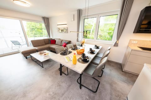 Balcony/Terrace, Living room, Seating area, Dining area