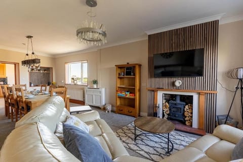 Communal lounge/ TV room, TV and multimedia, Living room, Seating area