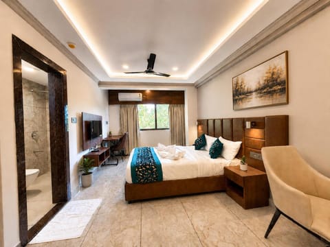 Bed, TV and multimedia, Photo of the whole room, Seating area, Bedroom, air conditioner