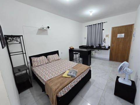 Bed, TV and multimedia, Kitchen or kitchenette, Living room, Photo of the whole room, Seating area, Bedroom, towels